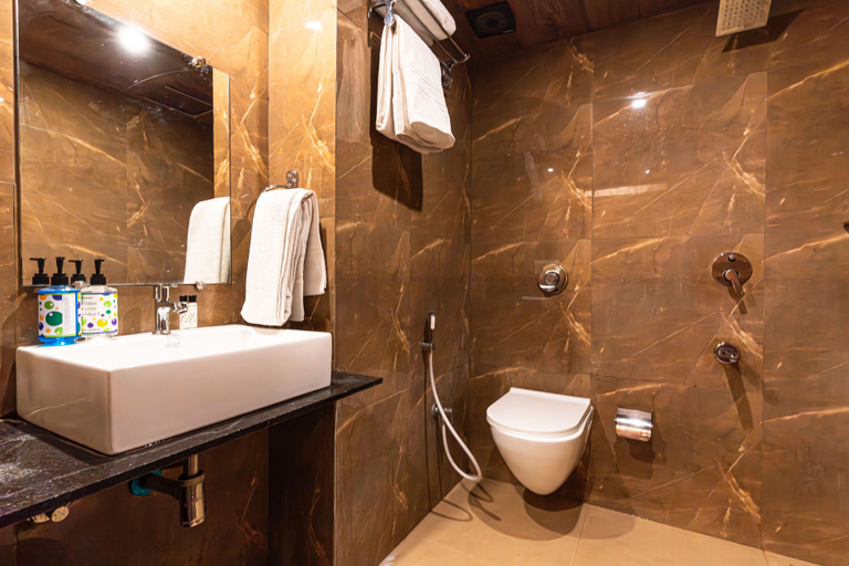 Bathroom 4, Itsy Hotels Elegant, Mumbai City