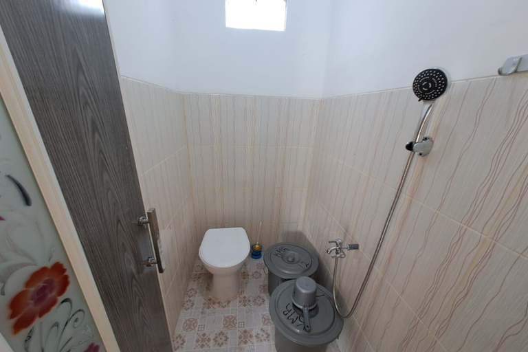 Bathroom 3, Hotel O Venus Homestay Syariah Near Universitas Megou Pak Tulang Bawang, Tulang Bawang