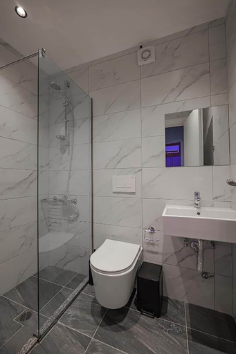 Bathroom 5, Hotel Piramida, Sarandës