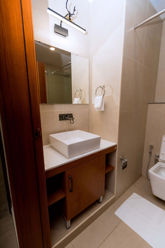 Bathroom 5, The Hut Restaurant & Boutique hotel, Gasabo