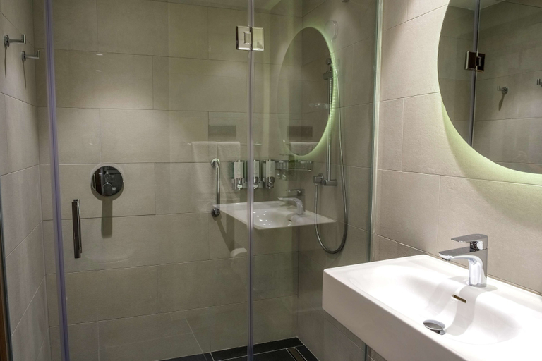 Bathroom 5, Hampton By Hilton Sakarya, Merkez