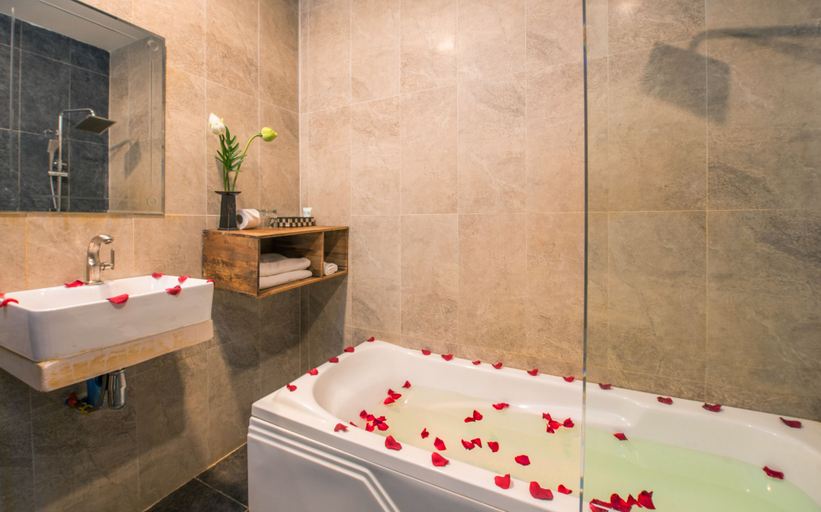 Bathroom 4, Samnak Lounge, Siem Reap