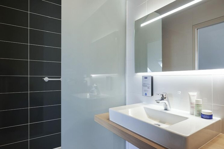 Bathroom 4, Kyriad Le Mans Est, Sarthe