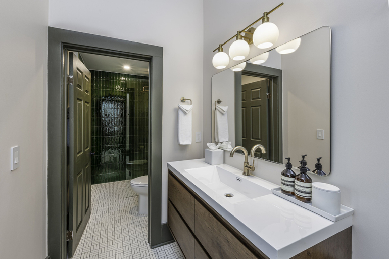 Bathroom 3, The Rochester Hotel, La Plata