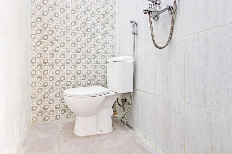 Bathroom 3, Hotel O Guest House Arundaya Syariah, Banyumas