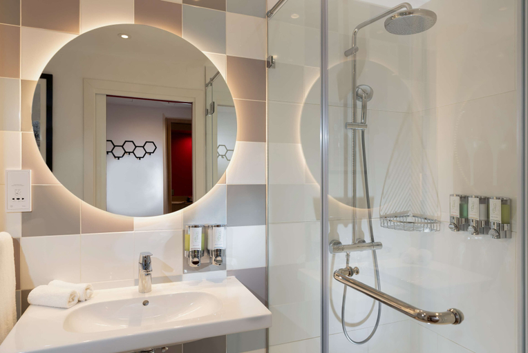 Bathroom 4, Hampton By Hilton Budapest City Centre, Budapesti