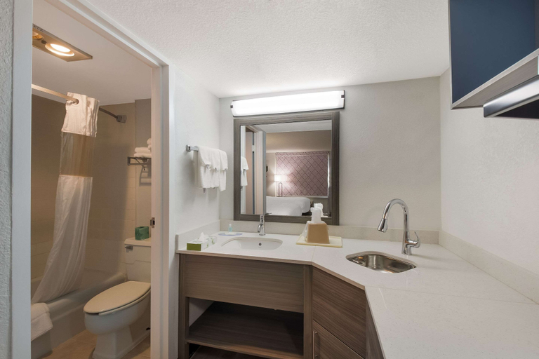 Bathroom 4, Suburban Studios Cleveland Central, Bradley