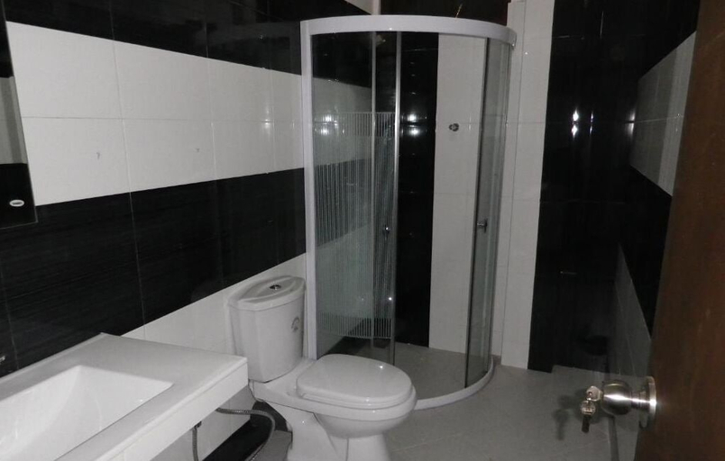 Bathroom 4, Manudi Glenfallsedge Rest, Nuwara Eliya