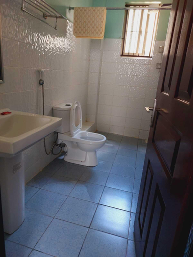 Bathroom 3, Lux Suites Greatwall Gardens Apartments, Mavoko