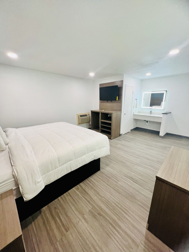 Bedroom 1, Rodeway Inn Mineola, Wood