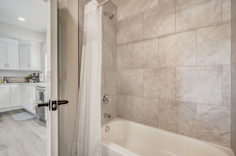 Bathroom 4, Rising Star, El Paso