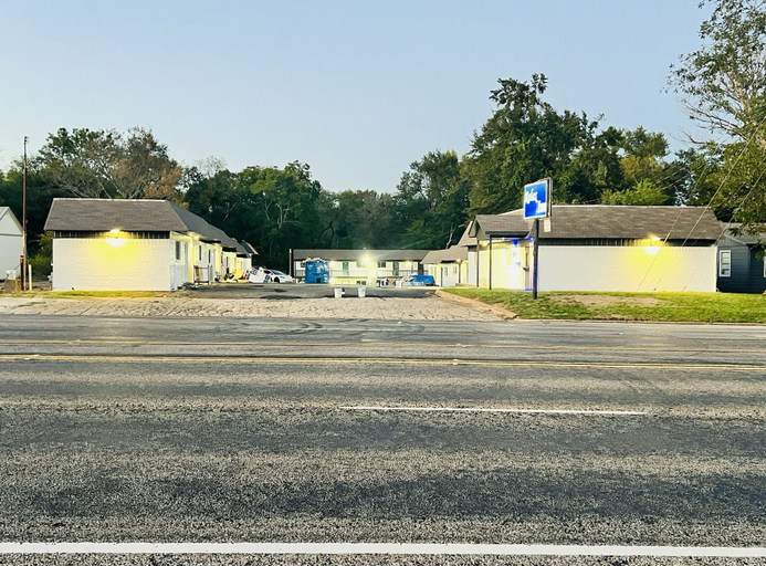 Exterior & Views, Rodeway Inn Mineola, Wood