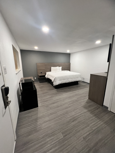 Bedroom 5, Rodeway Inn Mineola, Wood