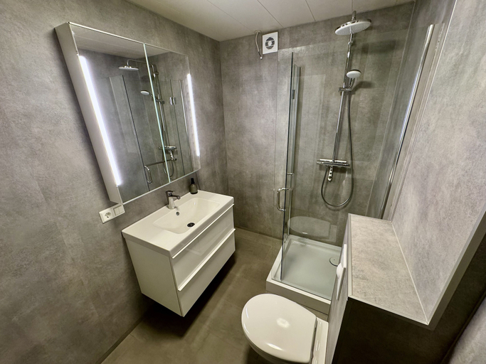 Bathroom 4, Akureyri Backpackers Hafnarstraeti 100, Akureyri