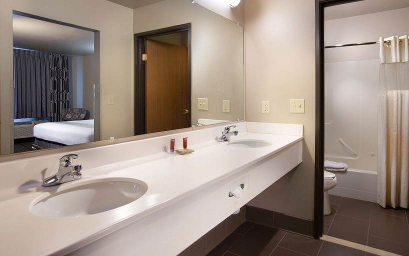 Bathroom 4, Coast Hilltop Inn, Whitman