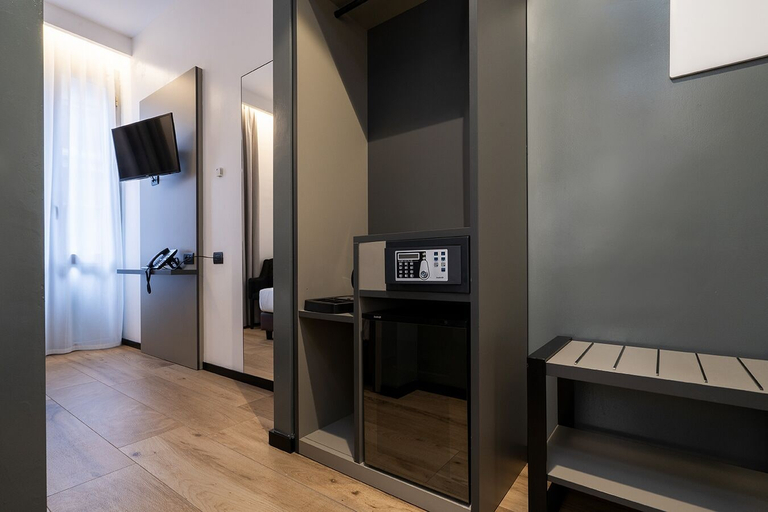 Others 5, London Hotel, Milano