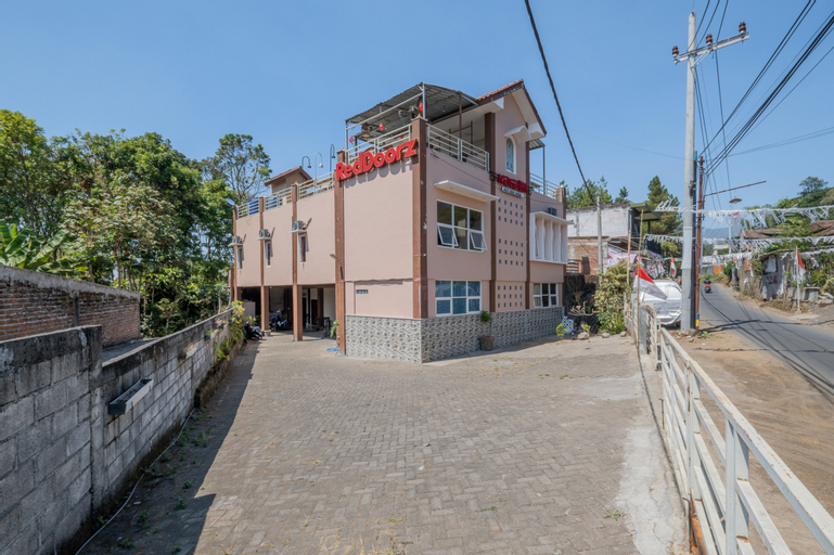 Exterior & Views 2, RedDoorz Syariah near Batu Night Spectacular, Malang