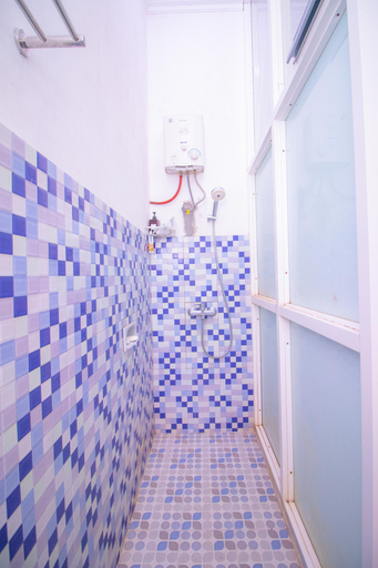 Bathroom 2, Andela Private Pool | Rooftop & Karaoke, Malang