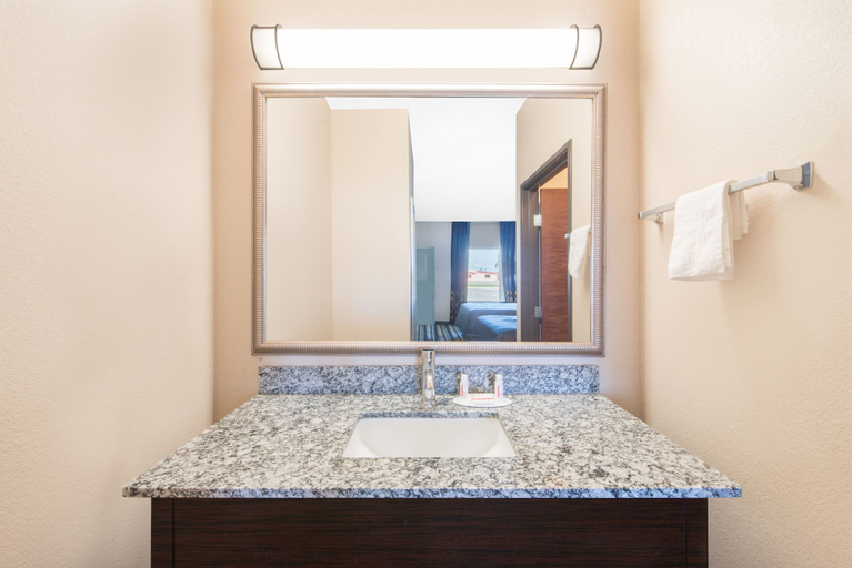 Bathroom 3, Super 8 by Wyndham Dilley TX, Frio