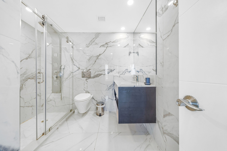 Bathroom 5, Serene and Modern Apartment Centrally Located, Miami-Dade