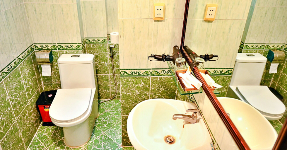 Bathroom 2, HANZ Cosmos Central Hotel, District 1