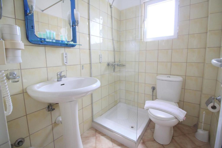 Bathroom 5, Hotel Oskar, Sarandës