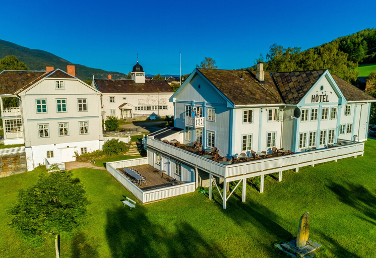 Exterior & Views