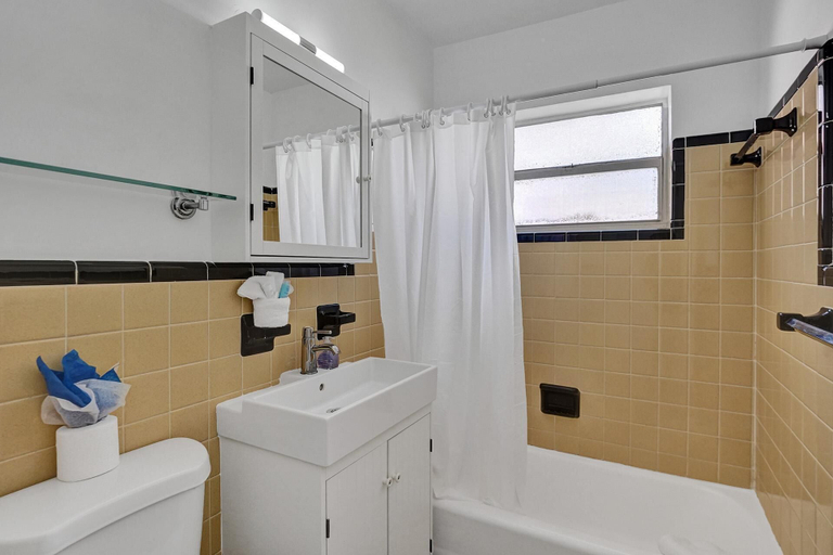 Bathroom 3, Waves On Desoto, Broward