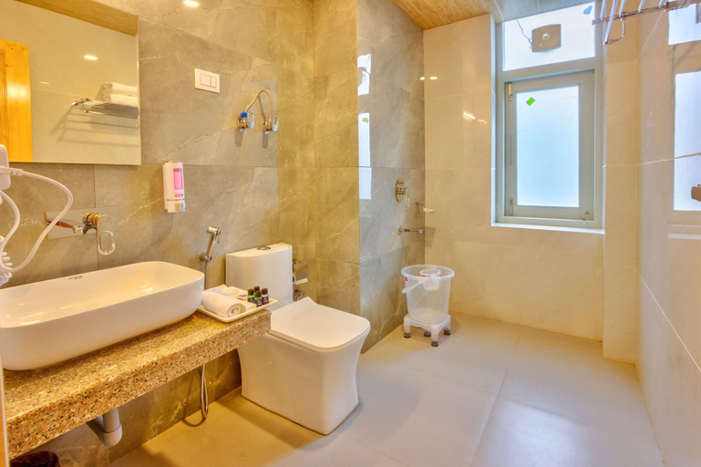 Bathroom 3, La Aero Resort, Kullu