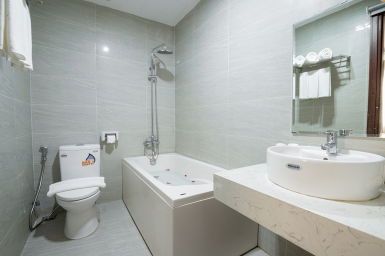 Bathroom 3, Dao Ngoc Hotel, Da Nang