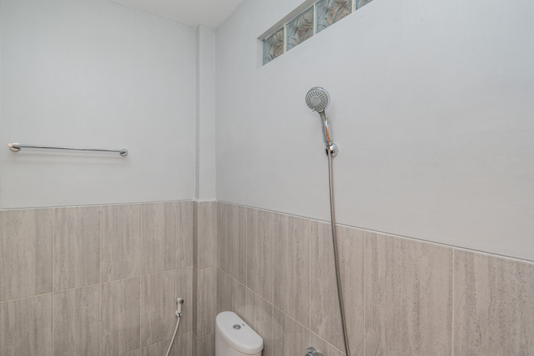 Bathroom 4, RedDoorz Syariah near Batu Night Spectacular, Malang