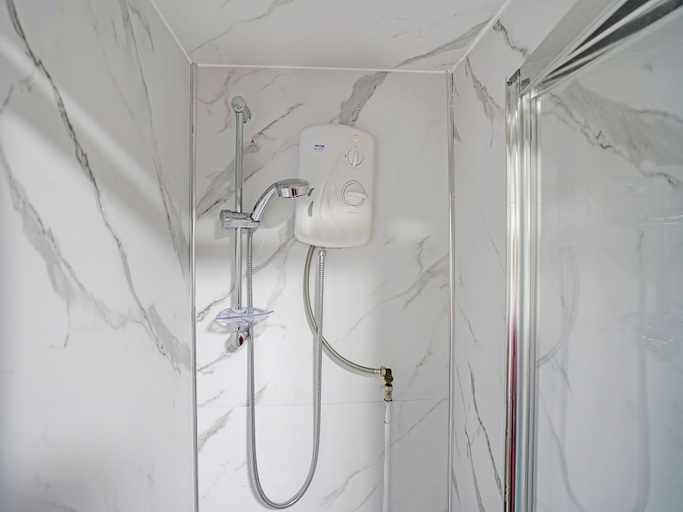 Bathroom 5, OYO Weaste Hotel, Salford