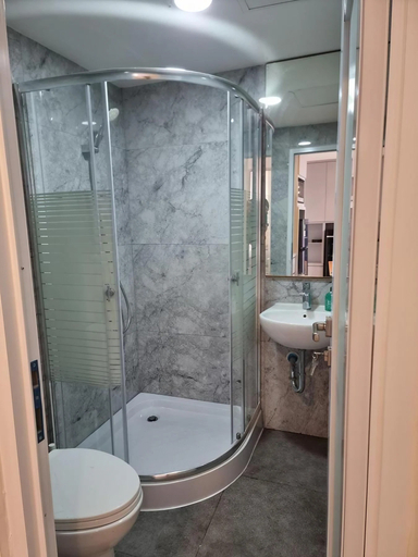 Bathroom, Fuji Inn Tokyo Riverside Apartment PIK 2, Tangerang