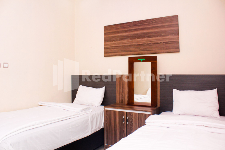 Bedroom 5, Hotel Baby Angel Dieng Mitra RedDoorz, Wonosobo