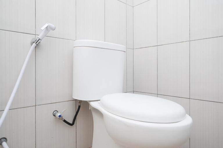 Bathroom 5, Urbanview Syariah Wisma Nabil Solo, Sukoharjo
