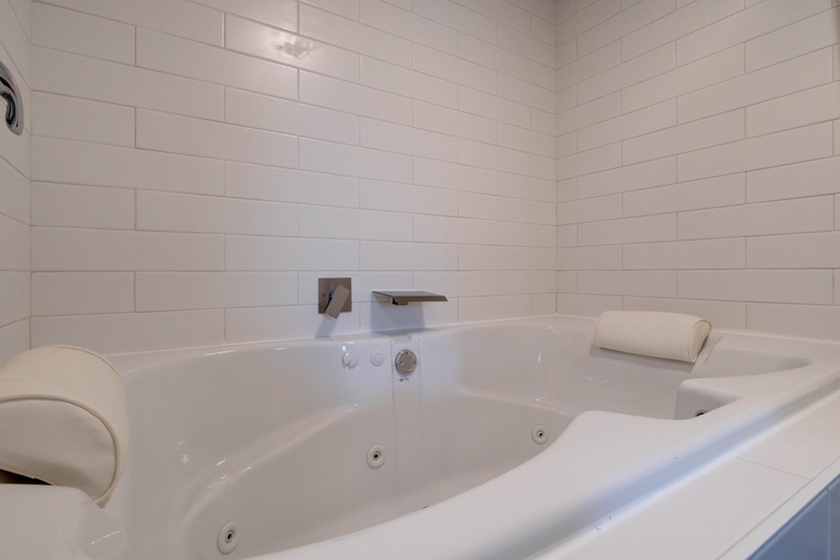 Bathroom 3, Inn of the Four Winds Oceanfront Seaside, Clatsop