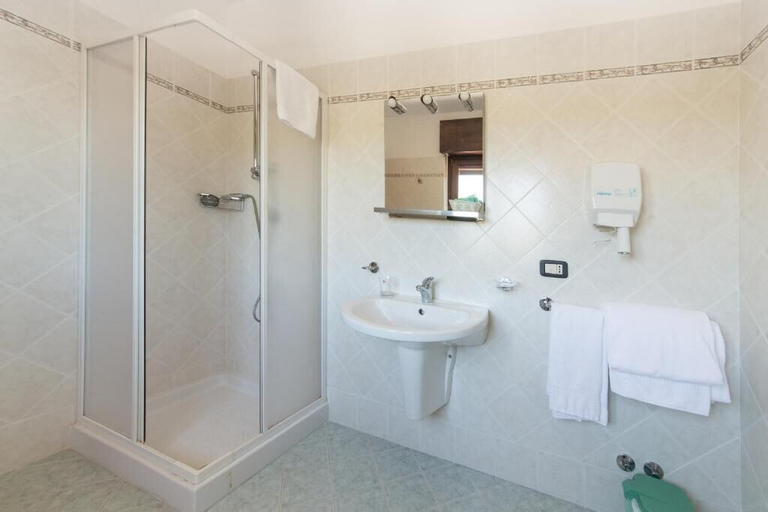 Bathroom 5, Hotel la Loggia, L'Aquila