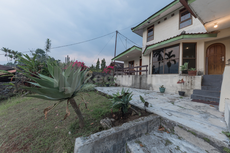 Exterior & Views 2, Bens Homestay Cisarua Mitra RedDoorz, Bogor