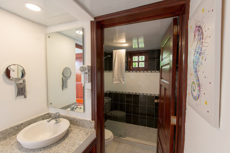 Bathroom 4, whala!bávaro, Salvaleon de Higuey