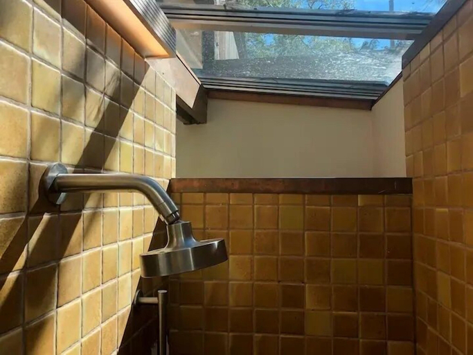 Bathroom 5, The Fireside Inn, Riverside