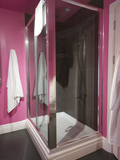 Bathroom 3, Patricks Boathouse, Swansea