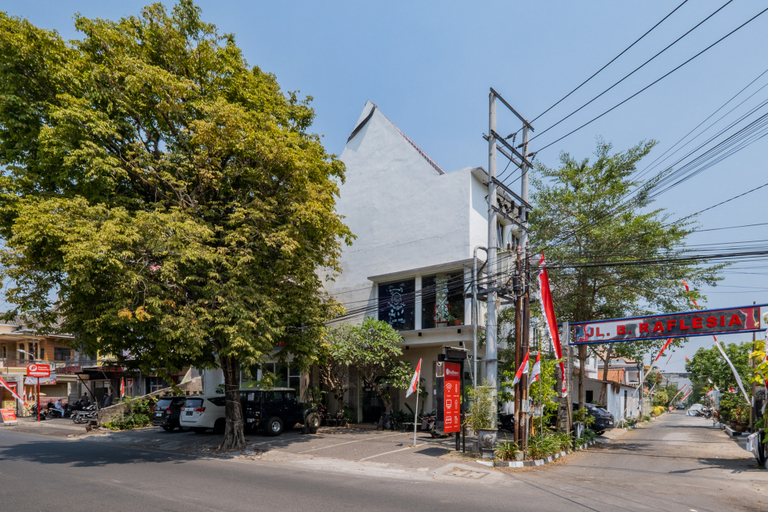 Exterior & Views 2, RedDoorz Premium @ Jalan Cengkeh Malang, Malang