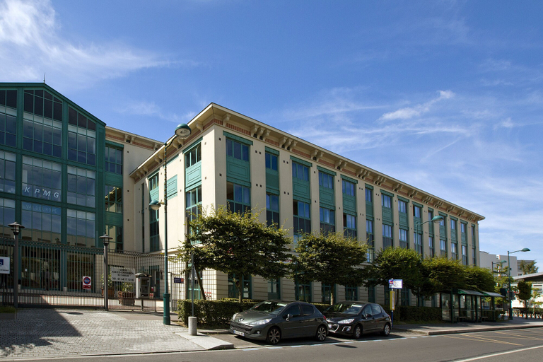 Exterior & Views