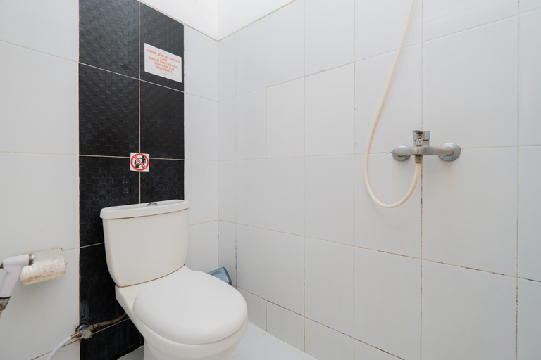 Bathroom 3, RedDoorz near Taman Krida Budaya Malang, Malang