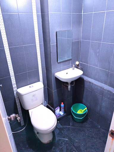 Bathroom, Apartment Kalibata Tower Gaharu by Zilan Room, Jakarta Selatan