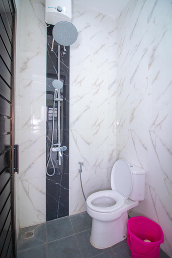 Bathroom 3, Villa Solaris | Private Pool & Rooftop, Malang