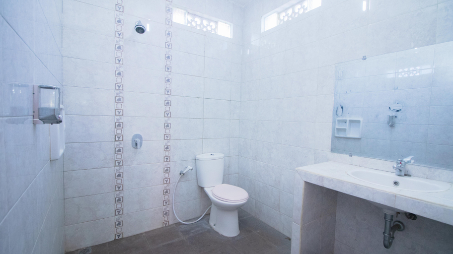 Bathroom 5, Watu Emas 3 Shared Pool dan Karaoke, Malang