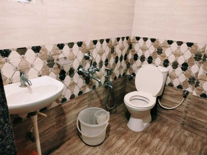 Bathroom, Hotel G Grand by Urban Stay, Bangalore
