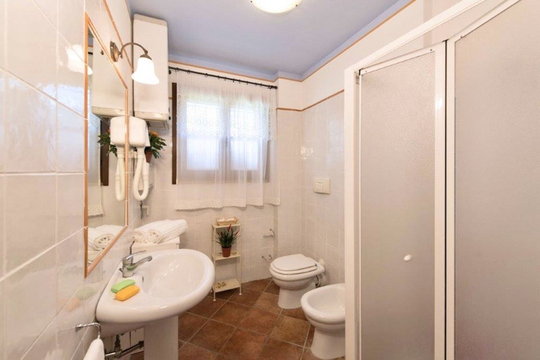 Bathroom 3, Holiday-Home with pool in San Gimignano, Siena