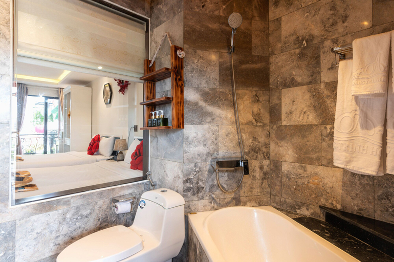 Bathroom 5, Hoang Trinh Hotel, Da Nang